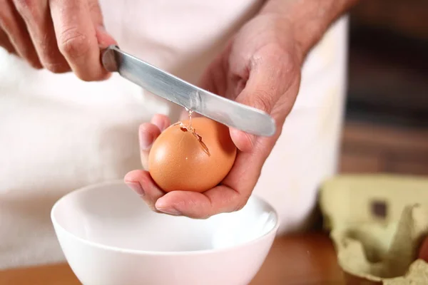 Rompiendo Huevos Hacer Mayonesa Con Una Cuchara Madera — Foto de Stock