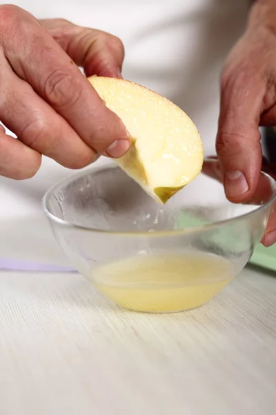 Бросать Четвертаки Яблок Лимонный Сок Производство Apple Tarte Tatin Серией — стоковое фото