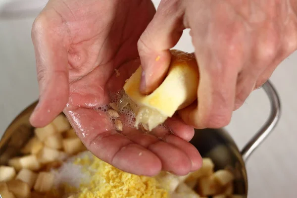 Exprimir Jugo Limón Través Los Dedos Hacer Pastelería Filo Con —  Fotos de Stock