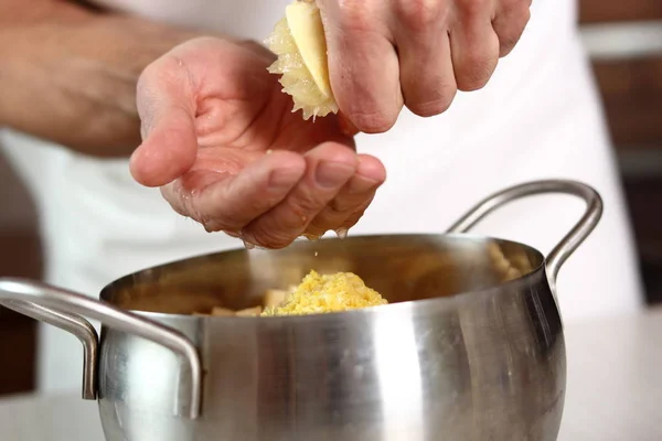 Exprimir Jugo Limón Través Los Dedos Hacer Pastelería Filo Con —  Fotos de Stock