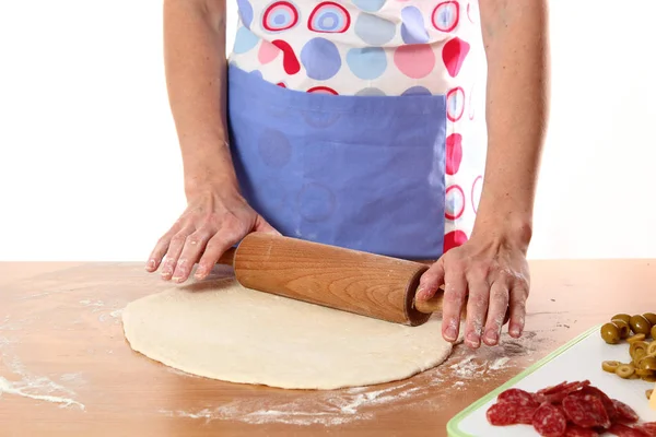 Robienie Pizzy Salami Oliwkami Serem Seria Ser Tarty — Zdjęcie stockowe