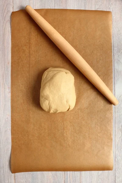 Rolling Pin Ciasto Robiąc Ciasto Mięsne Ciasta Drożdżowego — Zdjęcie stockowe