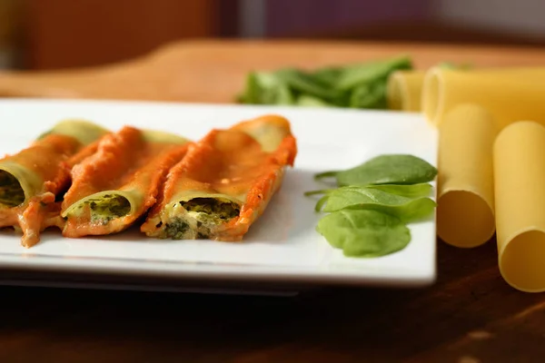 Een Cannelloni Verdi Pasta Met Spinazie Ricotta — Stockfoto