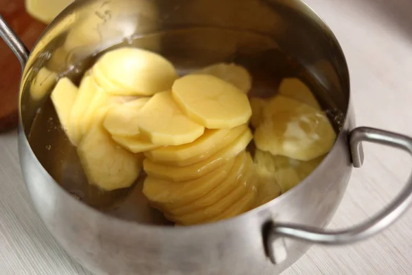 Картопля Нарізає Сковороду Водою Виготовляють Картоплю Лік Філо Серія — стокове фото