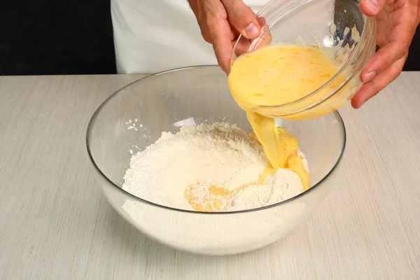 Teig Zubereiten Eier Eine Schüssel Mit Mehl Geben Hefesüße Brötchen — Stockfoto