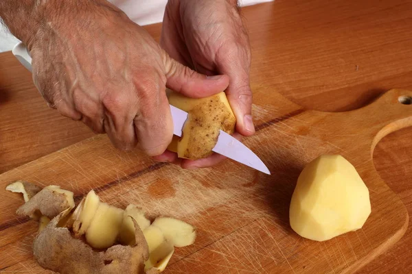 Чистка Картошки Ножом — стоковое фото