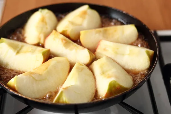Готовить Яблочные Четвертаки Газовой Печи Производство Apple Tarte Tatin Серией — стоковое фото