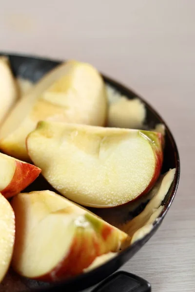 Добавьте Яблочные Клинья Сковороду Кожа Опущена Производство Apple Tarte Tatin — стоковое фото
