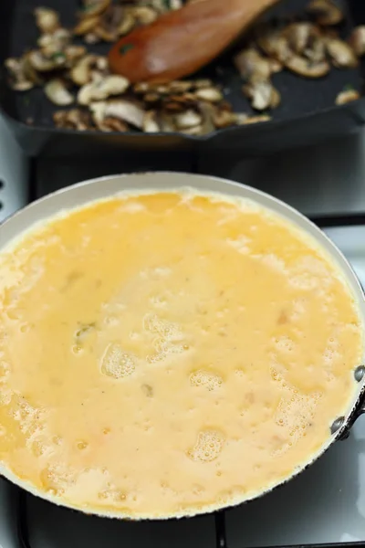 Eimengsel Koekenpan Voor Het Bakken Van Omelet — Stockfoto