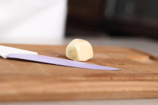 Diente Ajo Pelado Cuchillo Tabla Cortar Madera Haciendo Pollo Queso — Foto de Stock