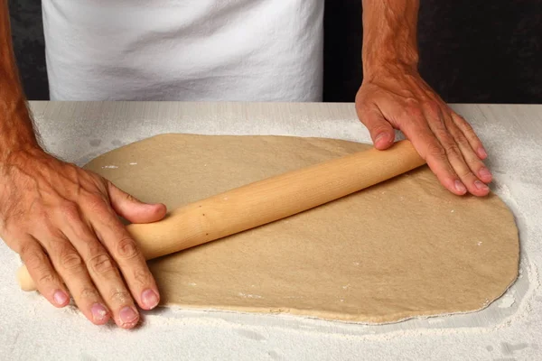 Роллинг Тесто Печь Лепешки — стоковое фото