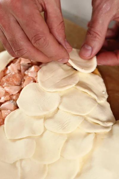 Blätterteigrunden Auf Der Füllung Anrichten Lachs Blätterteigserie — Stockfoto