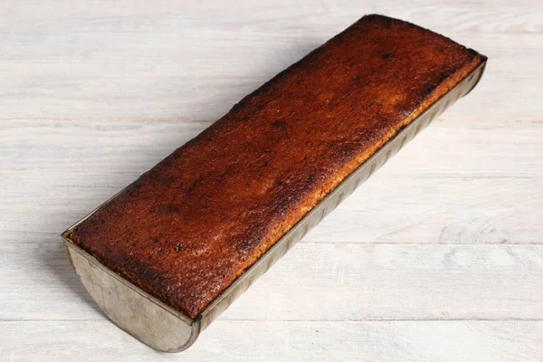 Świeżo Upieczone Ciasto Masłem Rodzynkowym Bochenku Cyny — Zdjęcie stockowe