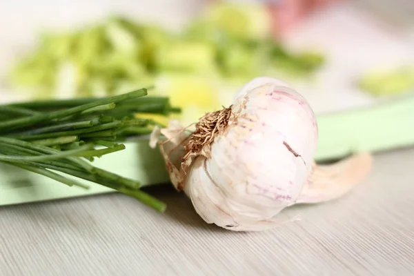 Garlic Bulb Slicing Leek Background Making Potato Leek Filo Pie — Stock Photo, Image