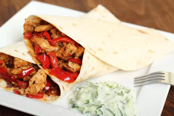 Tortilla Com Frango Pimentão Tzatziki — Fotografia de Stock