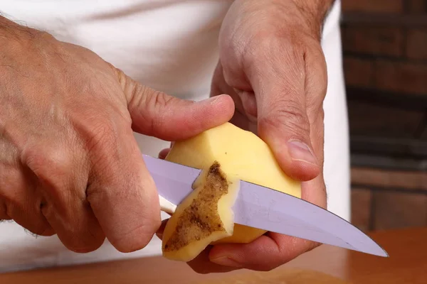 Peeling Aardappelen Met Een Mes Close — Stockfoto
