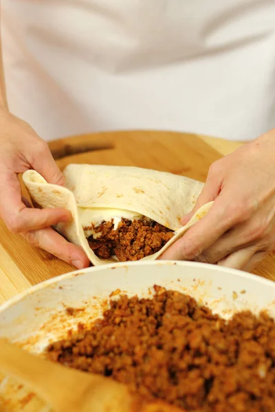 Fazendo Tortilla Enchilada Com Carne Bovina Série — Fotografia de Stock