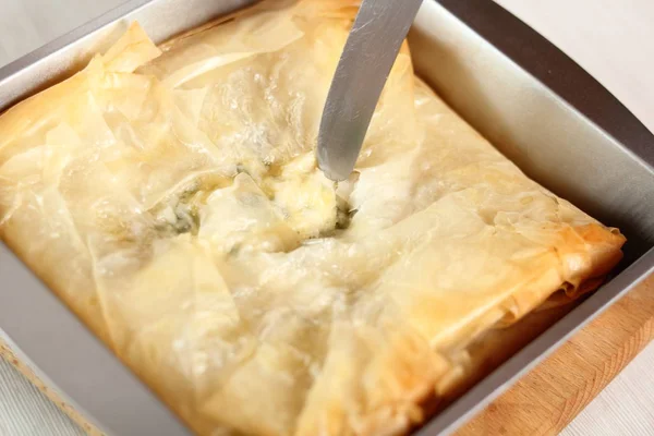 Facendo Buco Centro Della Torta Preparare Patate Leek Filo Pie — Foto Stock