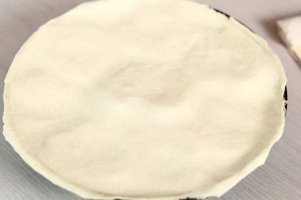 用刀切去多余的油酥糕点 用豆蔻系列制作梨子酱 — 图库照片