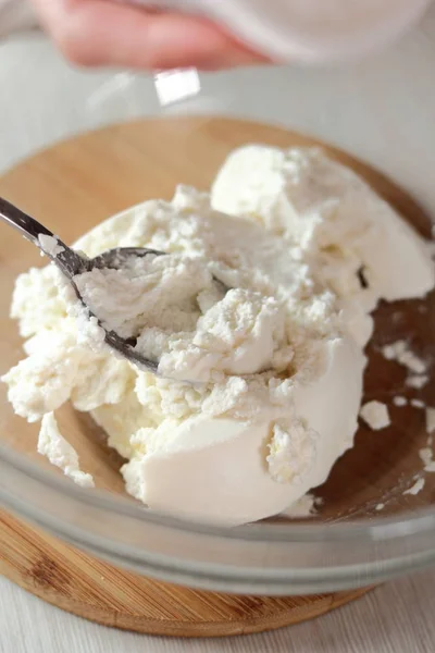 Ricotta Eine Schüssel Geben Herstellung Von Gefrorenen Erdbeer Käsekuchen Serie — Stockfoto