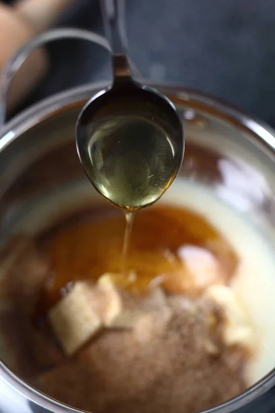 Gouden Siroop Toevoegen Aan Pan Met Vullende Ingrediënten Boston Banoffee — Stockfoto
