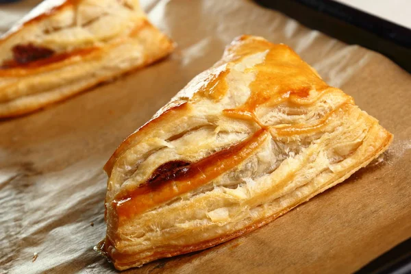 Świeżo Upieczone Ciastka Tacy Pieczenia Dokonywanie Rogaliki Czekoladowe Ciasta Francuskiego — Zdjęcie stockowe
