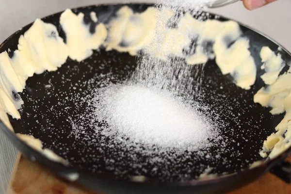 Polvilhe Açúcar Sobre Frigideira Fazendo Apple Tarte Tatin Com Canela — Fotografia de Stock