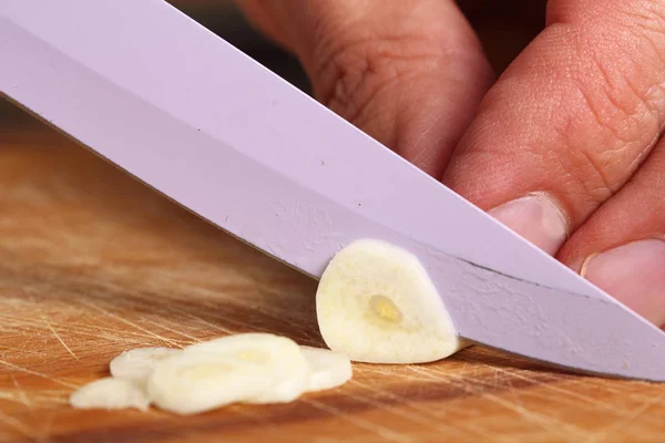 Slicing Garlic Close — Stock Photo, Image