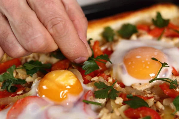 厨师用切碎的欧芹装饰派 制作鸡及蛋黄系列 — 图库照片