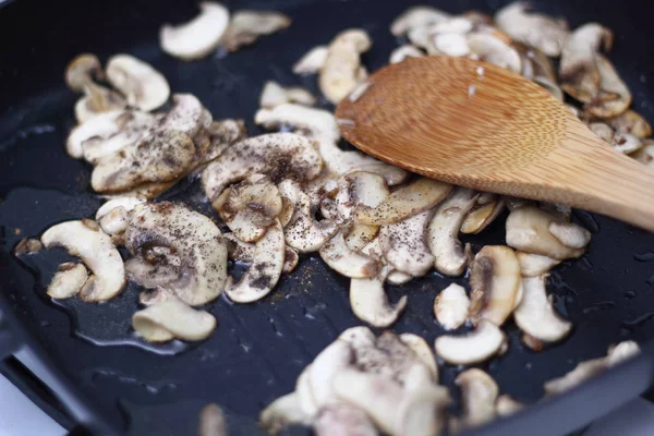 Adicionando Pimenta Preta Moída Frigideira Com Cogumelo Champignon Frito — Fotografia de Stock