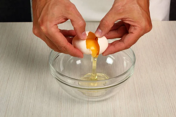 Przygotowywanie Ciasta Pękanie Jajka Dokonywanie Drożdży Słodkie Bułki — Zdjęcie stockowe
