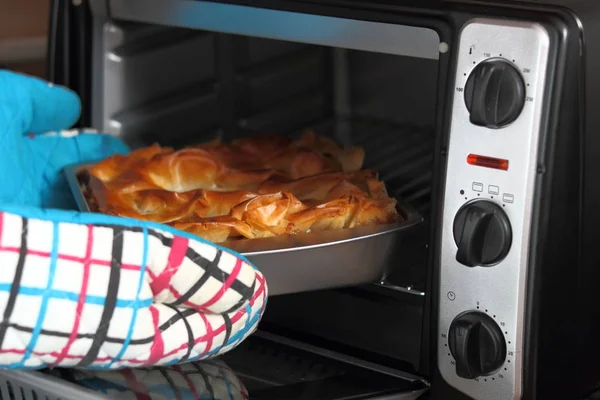 Remove Freshly Baked Pie Oven Making Filo Pastry Topped Apple — Stock Photo, Image