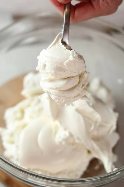 Transfira Mascarpone Para Tigela Fazendo Série Cheesecake Morango Congelado — Fotografia de Stock