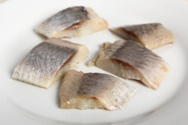 お皿にニシンを漬けます 魚のスキンのないスライスクラブエンドウ豆 — ストック写真