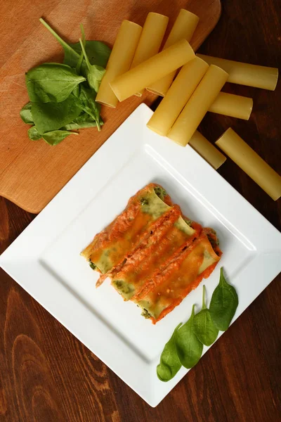 Cannelloni Verdi Pasta Med Spenat Och Ricotta — Stockfoto