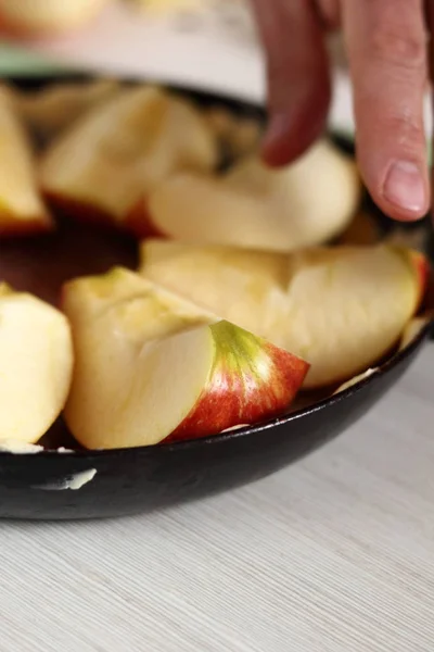 Ordna Äppelklyftor Kastrull Med Skinnet Nedåt Göra Apple Tarte Tatin — Stockfoto