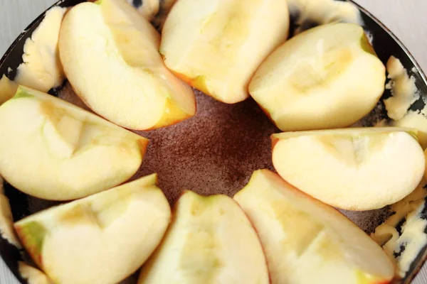 Coloca Las Cuñas Manzana Una Sartén Con Piel Hacia Abajo —  Fotos de Stock