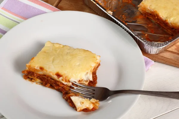 Comer Lasaña Boloñesa Cerca —  Fotos de Stock