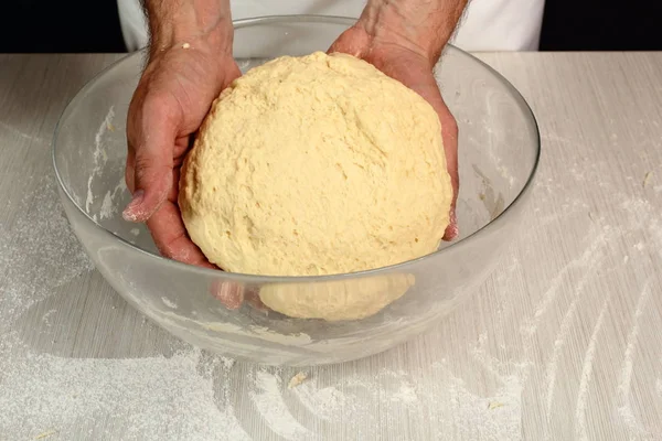 生地をボールに成形し ボウルに入れます 立ち上がる前に準備ができている 酵母の甘いロールパンを作る — ストック写真