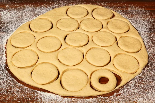 Tagliare Pasta Anelli Fare Ciambelle — Foto Stock