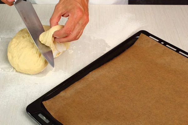 Cortar Massa Formar Pães Fazendo Levedura Doce Rolo Bun — Fotografia de Stock