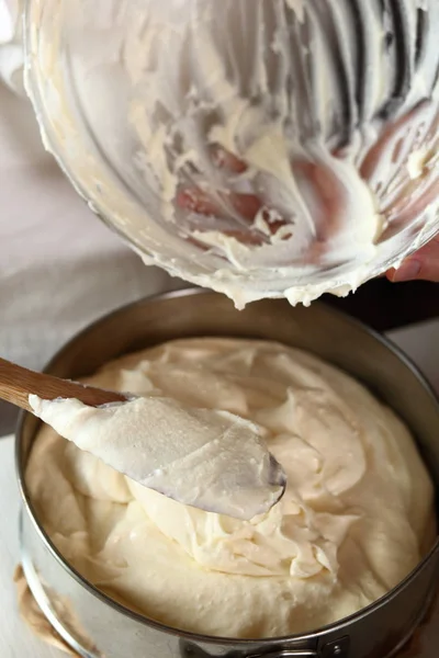 Transferir Recheio Queijo Para Assadeira Fazendo Série Cheesecake Morango Congelado — Fotografia de Stock