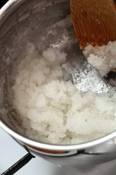 Kristal Karamelisasi Kering Gula Dalam Saucepan — Stok Foto