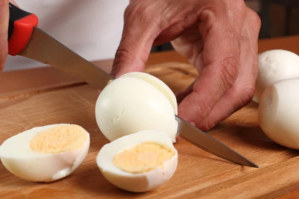 Slicing Hard Boiled Eggs Half — Stock Photo, Image