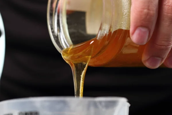 Выливать Золотой Сироп Мерную Чашку Создание Серии Shoofly Tart — стоковое фото