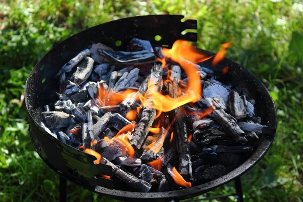 烧烤烤炉中的炭火 — 图库照片