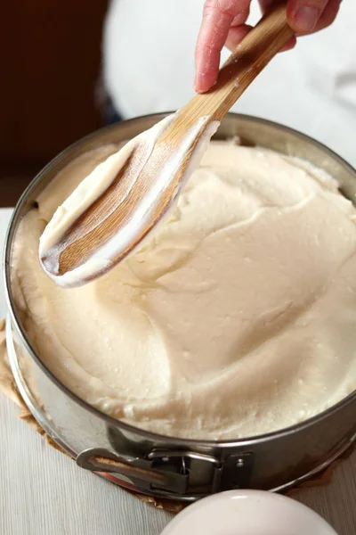 Nivelar Massa Por Colher Fazendo Série Cheesecake Morango Congelado — Fotografia de Stock