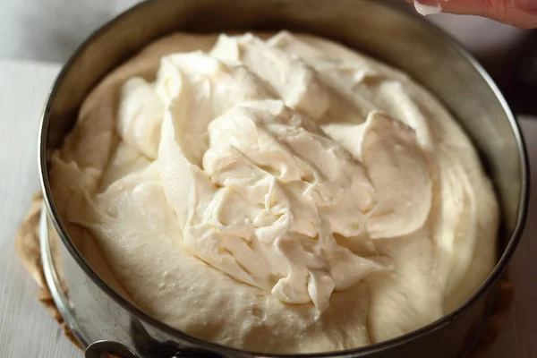 Transferir Recheio Queijo Para Assadeira Fazendo Série Cheesecake Morango Congelado — Fotografia de Stock