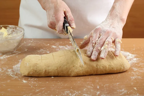 Ciasto Kolana Robiąc Ciasto Francuskie — Zdjęcie stockowe