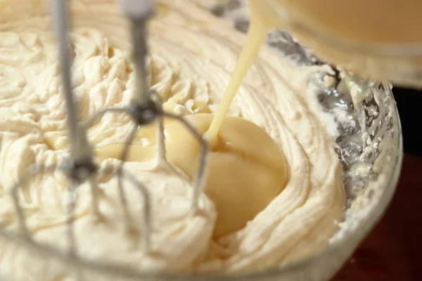 Witte Chocolade Botermengsel Kaasvulling Gieten Ingevroren Aardbeienkwarktaart Serie Maken — Stockfoto